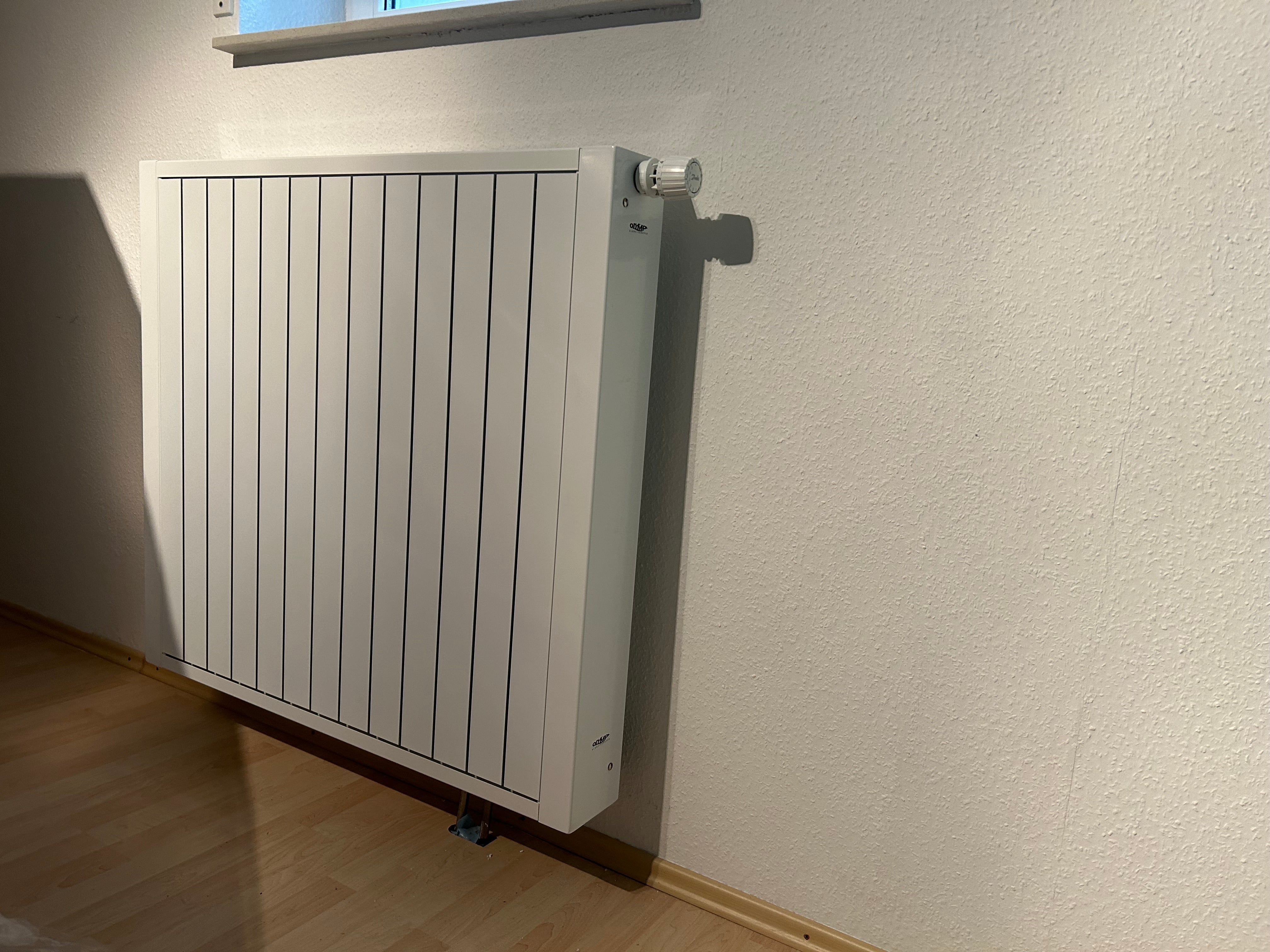 Ein Heizkörper ist an der Wand platziert.