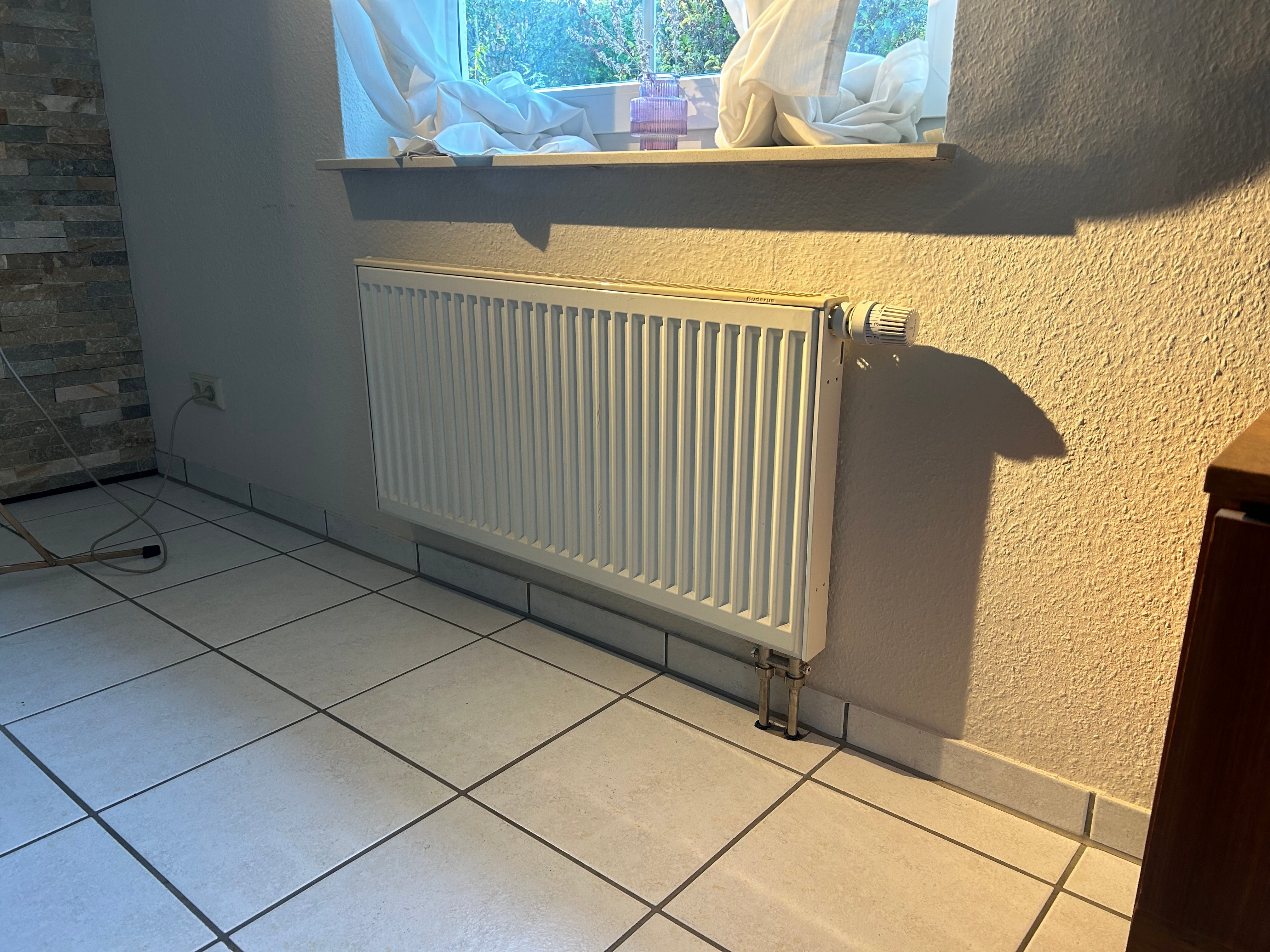 Ein Heizkörper, auf den ein Lichtstrahl fällt.